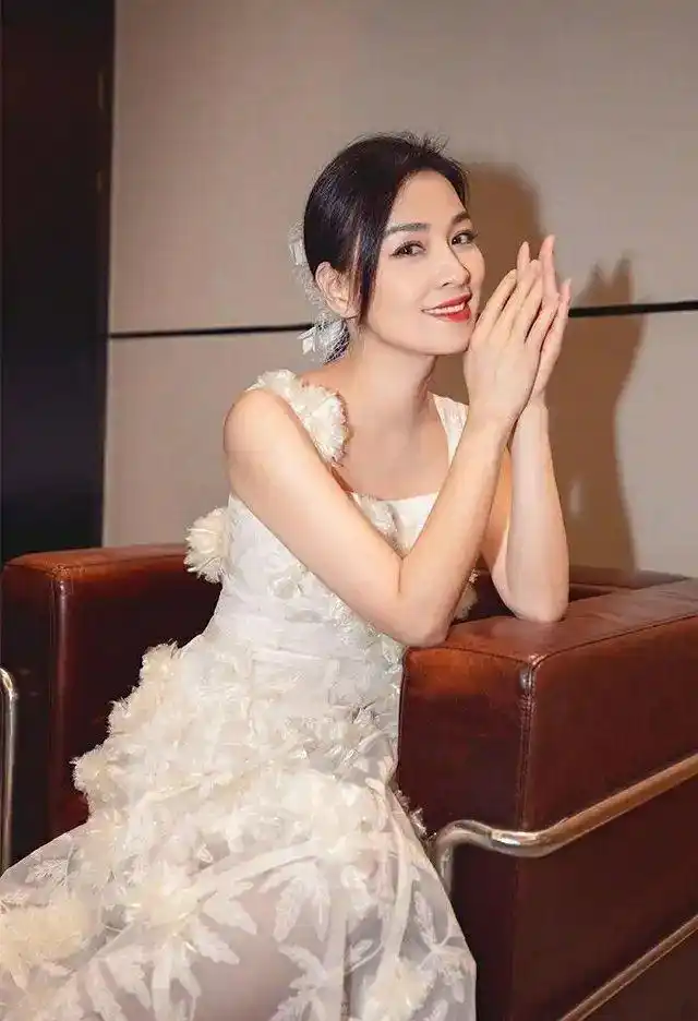 明星时尚穿搭秀# 49岁张庭人生开挂了?