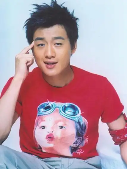 据说在小学三年级的时候,佟大为就已经可以独立换煤气管,并且会在母亲