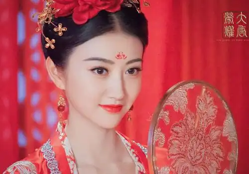 回顾当年的《大唐荣耀》,景甜头顶大红牡丹绝美,不愧人间富贵花