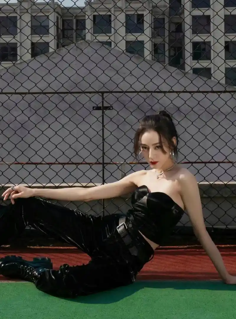 迪丽热巴这身皮衣造型,又酷又飒,冷艳绝美,霸气十足