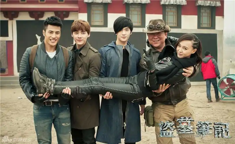 盗墓笔记曝最新花絮照 唐嫣获李易峰杨洋抱腿