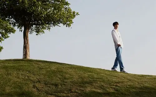 林彦俊清爽白衣少年桌面壁纸