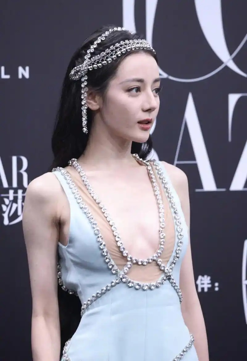 迪丽热巴身穿深v裙身材臃肿,水桶腰,大象腿惹争议!