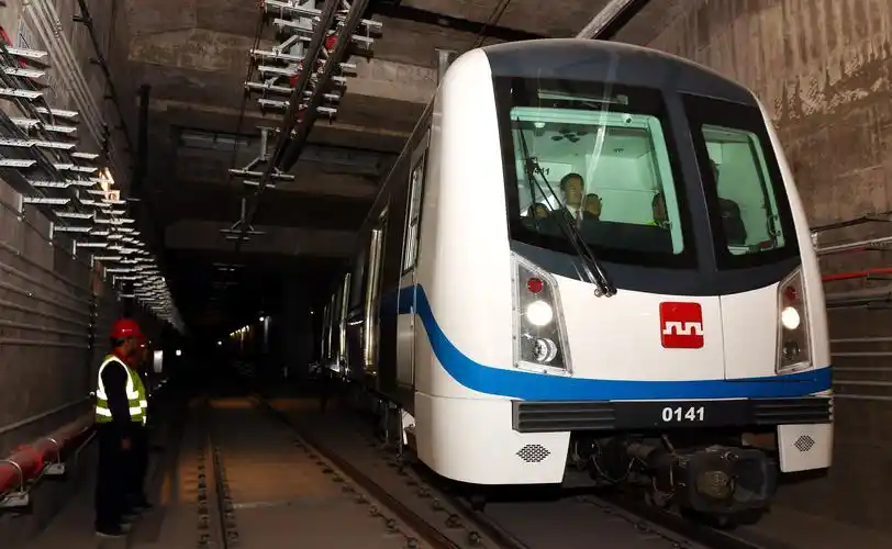 西安地铁一号线二期开始列车"带电试跑"