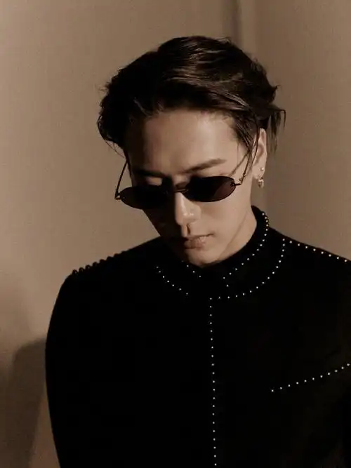 王嘉尔半裸出发图