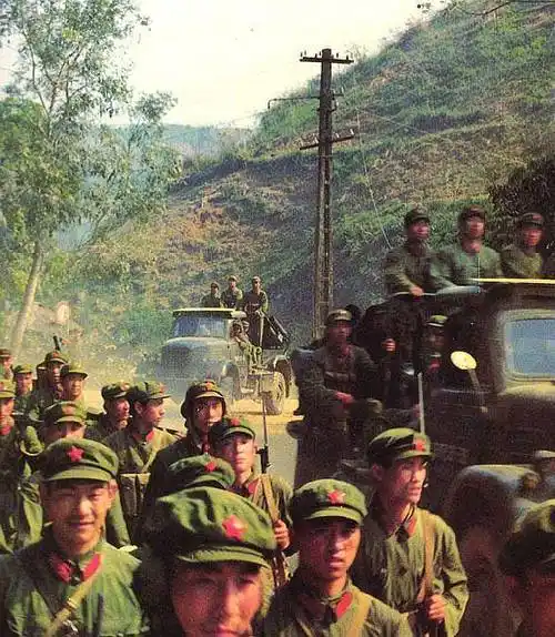 对越自卫反击战珍贵照片:喝酒出征的将士,最后在战场的女兵好美_部队