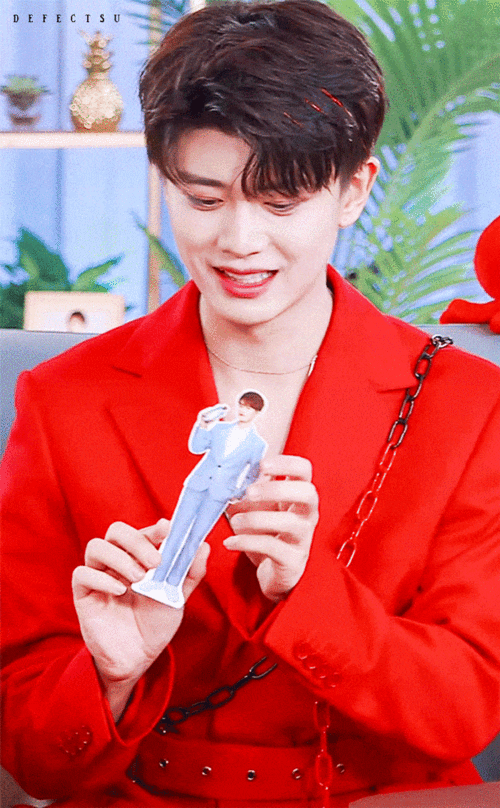 任嘉伦的美手共赏一人血书求这双手单独出道