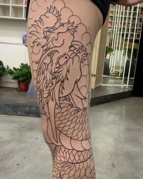 老传统花腿龙纹身图片_腿部老传统龙龙盘腿纹身图案