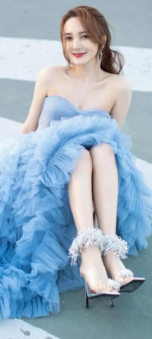 壁纸身材一流优雅迷人靳梦佳