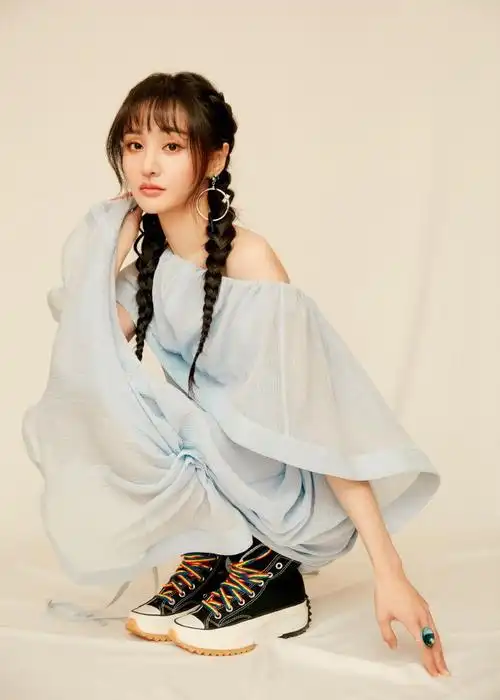 郑爽一身雾蓝色纱裙出席活动随性又俏皮,麻花辫造型抢镜