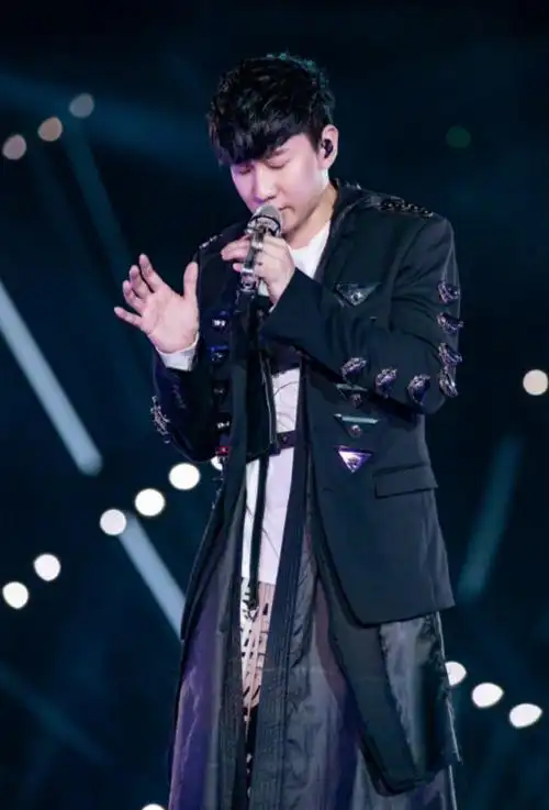 林俊杰终于鼓起勇气掀刘海本以为不好看看到照片帅哥你谁