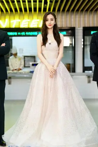 angelababy《奔跑吧》穿nicole felicia婚纱 梦幻亮片裙美出新高度