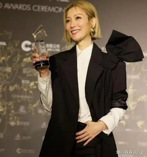 郑秀文病了半年未痊愈许志安露面回应一脸担忧首谈黄心颖结婚