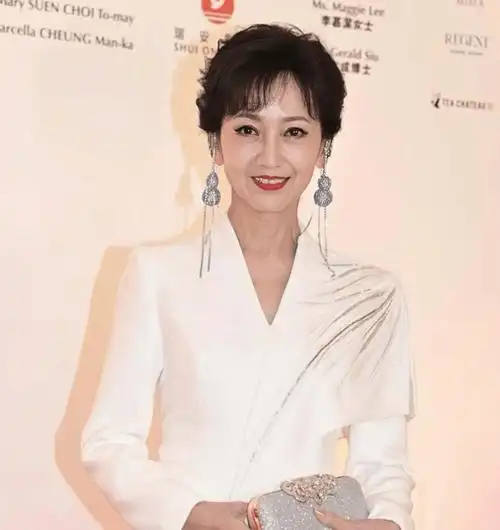 当65朱玲玲同框70赵雅芝,我才彻底明白,女人的美真的与年龄无关