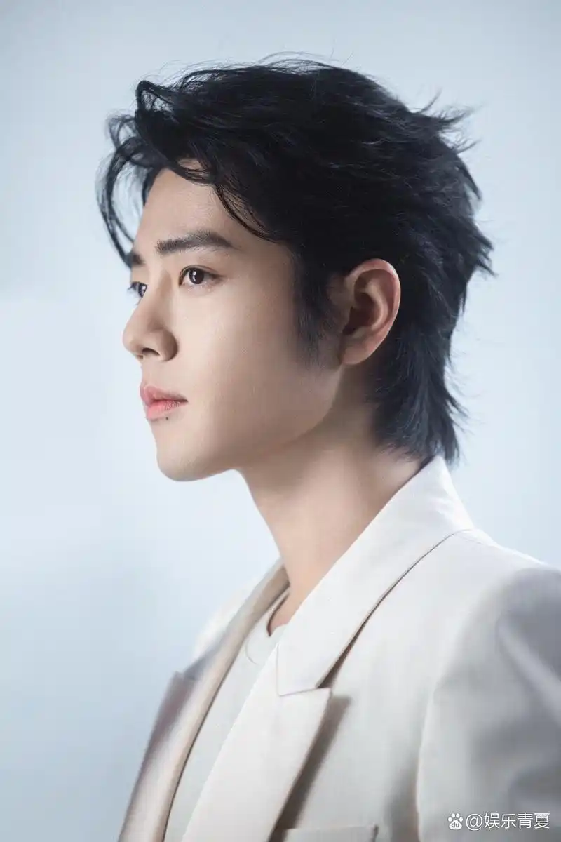 肖战以一身白衣西装亮相,侧颜杀瞬间惊艳众人.