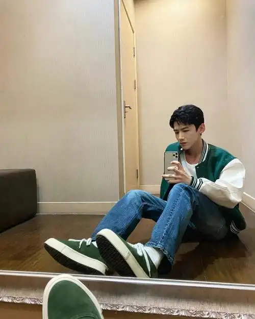 白敬亭帅气大男孩私服穿搭合集