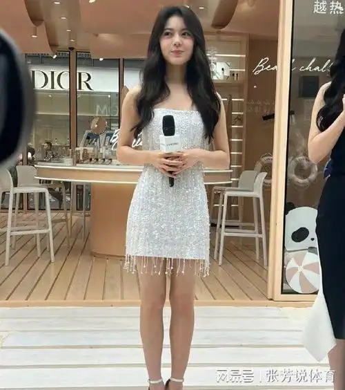 赵今麦活动生图小腿外翻有很多疤痕穿恨天高也挽救不了身材比例