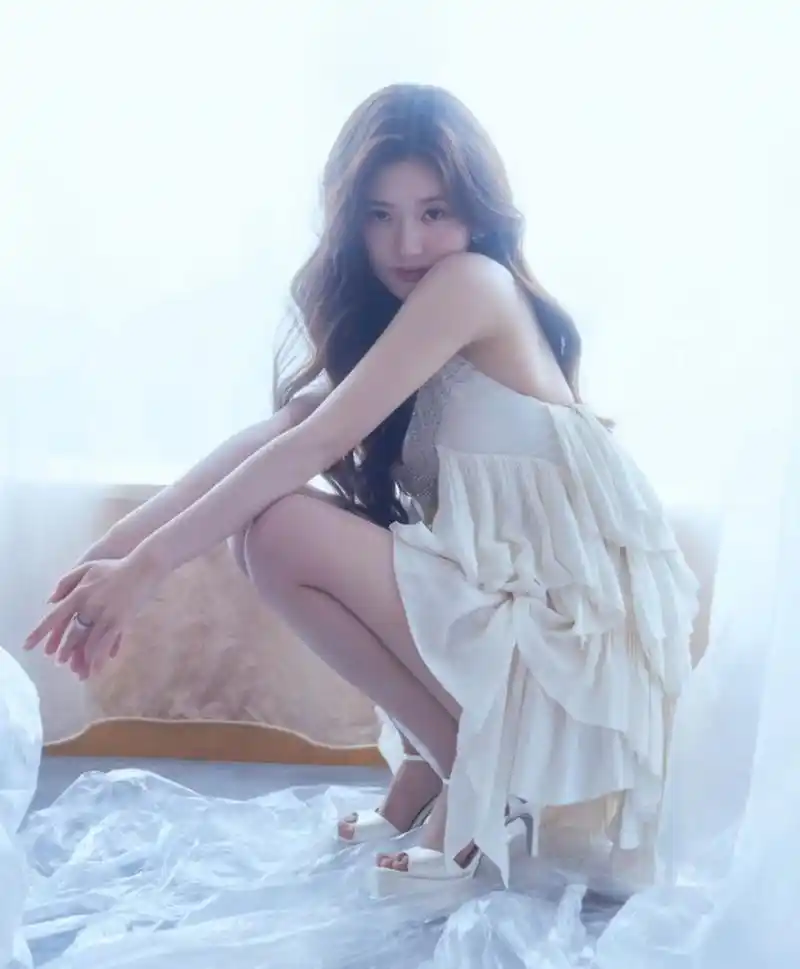 甜美可爱,娇嗔欲滴#赵露思# 一袭白色连衣纱裙,肤白貌美,小家碧玉