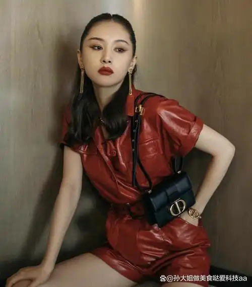 王子文的穿搭真有眼力,搭配t恤与百褶裙走机场,小个子的时尚教