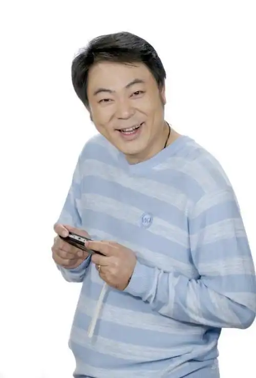 47岁夏东海室内吸烟被拍开豪车与友人聚会遇粉丝合照亲切