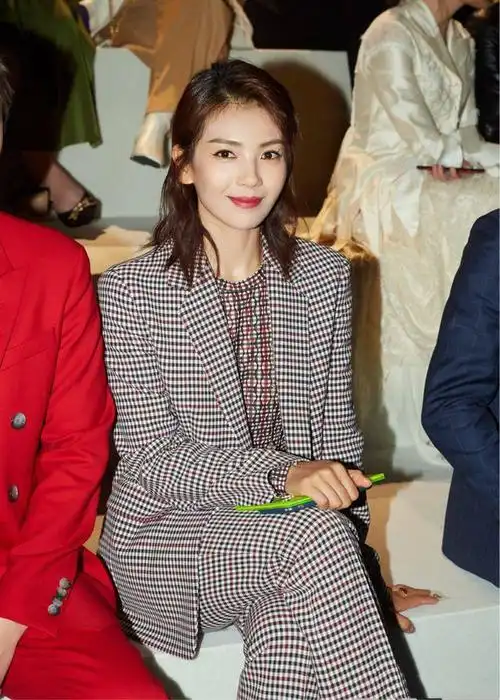 41岁刘涛真是优雅到骨子里了一袭红裙妩媚又迷人超有御姐范儿