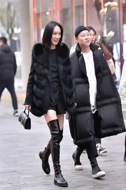 冬天穿过膝靴保暖时尚,高跟和平底款式,哪一款更容易穿出气质?_黑色