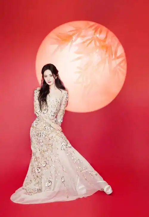 杨幂最新造型,镂空蕾丝尽显高贵,普通人穿不起,内核强大有深度_清醒