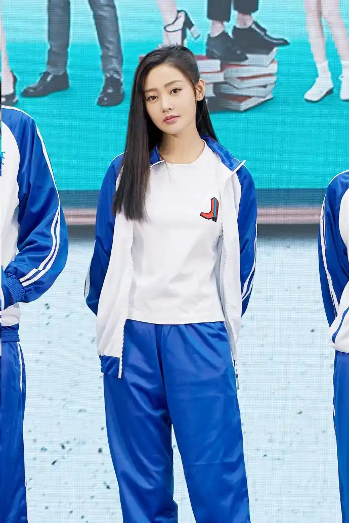 张天爱穿蓝白校服亮相《爱情进化论》开播发布会,俏皮十足好可爱