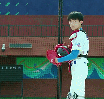 易烊千玺gif帅气gif头盔gif打球gif