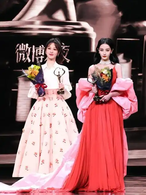 同为90后顶流迪丽热巴和杨紫对比差距一目了然