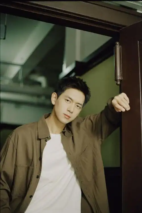 8岁摄影师拍李现是被人抱起来的##李现和8岁摄影师合影