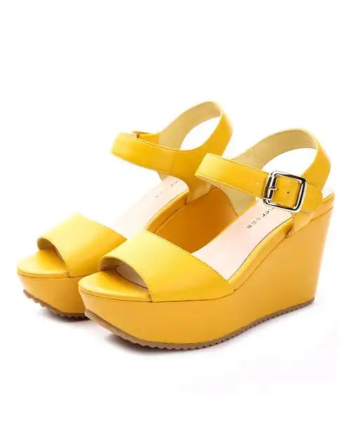 千百度 黄色简约金属扣坡跟凉鞋