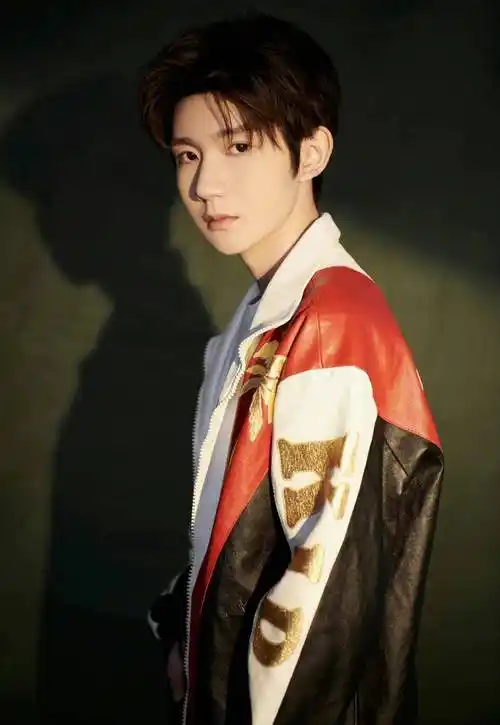 王源穿拼色夹克外套出席活动,搭配白t黑裤,这清爽的少年感超绝_时尚