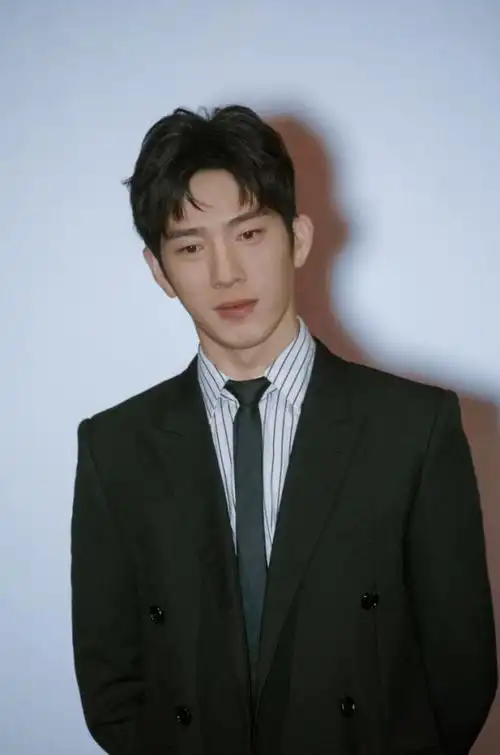 井柏然出生28天被弃60岁奶奶捡废品将他养大爆红后父母来认亲