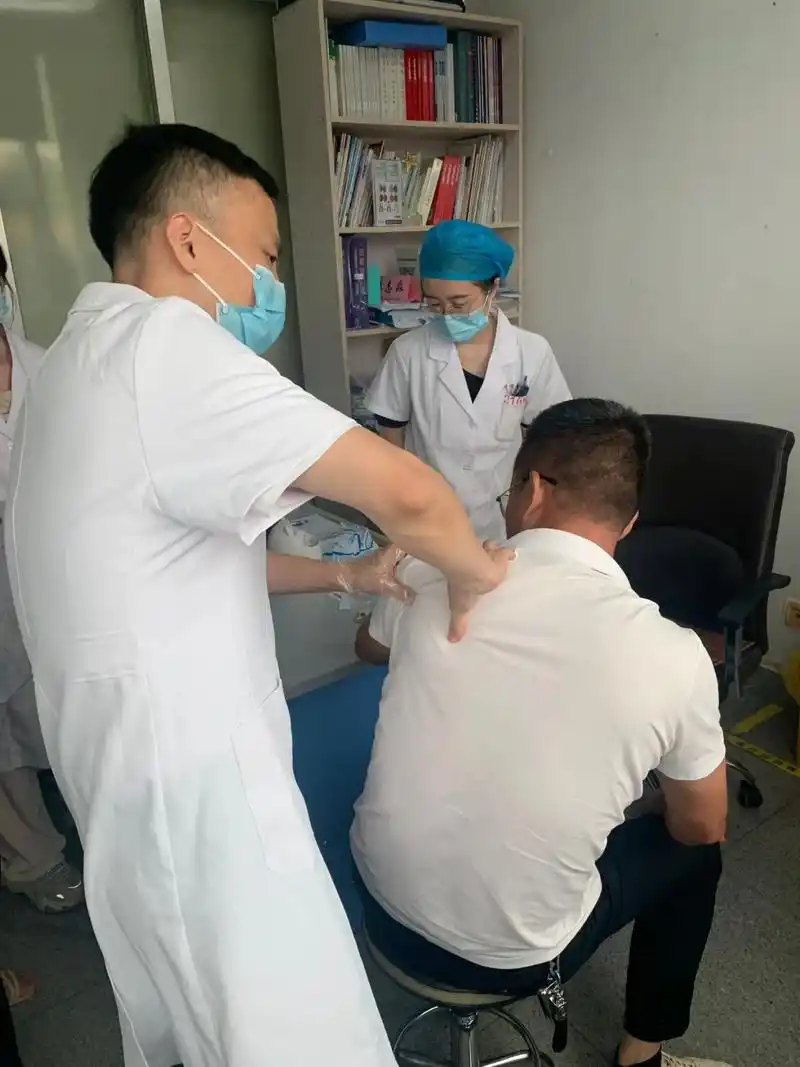 7月20日上午,#林志淼教授在#漳州市医院皮肤科名医工作室坐诊