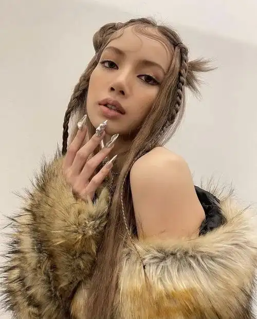 掀开铁刘海lisa新造型露额头引热议网友直呼无法接受