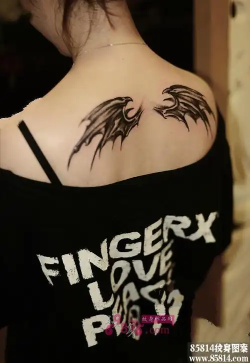 恶魔翅膀后背纹身图案