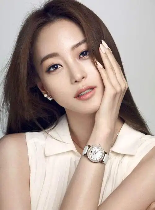 出生于美国洛杉矶的韩国女演员韩艺瑟