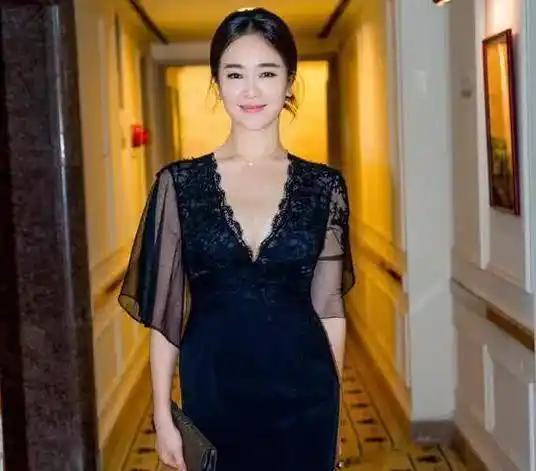 42岁左小青真放得开注意她下水的时候网友这身材太逆天了