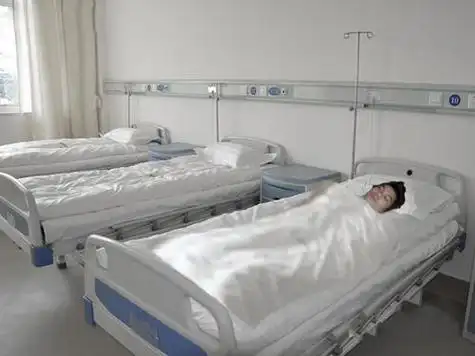 寻求大神将照片的人ps成病房住院患者.要真实一点.谢谢了!