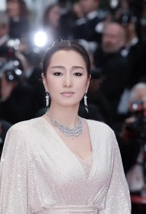 #巩俐戛纳红毯气场##戛纳电影节##戛纳红毯#