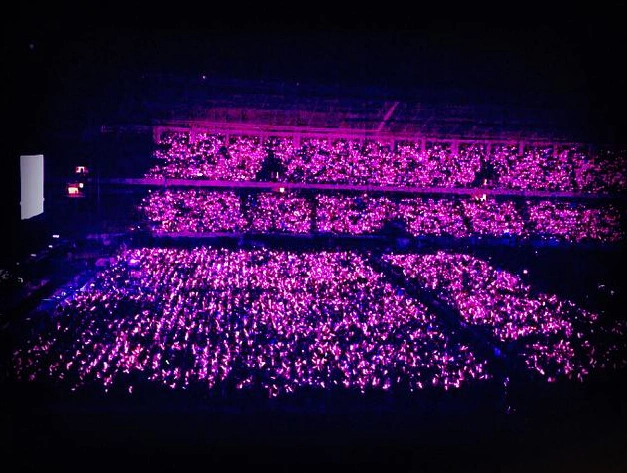 中国明星应援色,易烊千玺红海闪亮,看到他:惹不起