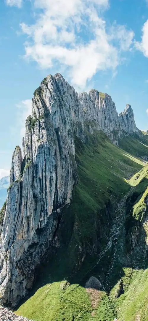 耸立陡峭的石山手机壁纸