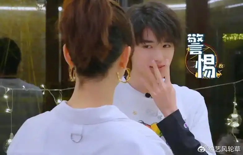 萌探杨紫问弟弟电话宋亚轩表情亮了这才是爱豆该有的自觉