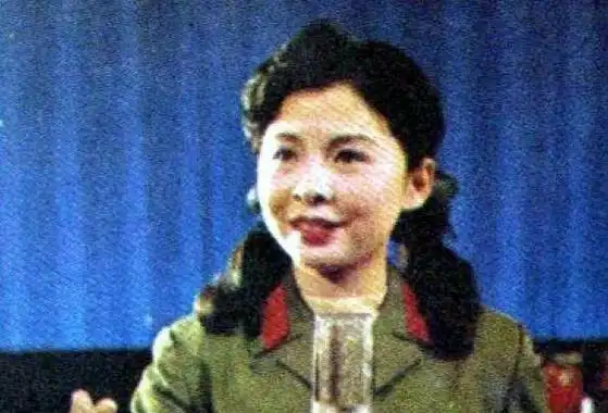 回顾国家一级演员董文华22岁嫁初恋23岁走红38岁跌落神坛