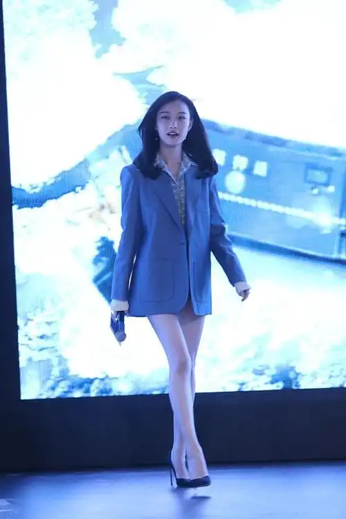 身穿v领黑色礼服,真是女人都为之心动|v领|一字肩|高跟鞋|西装_网易