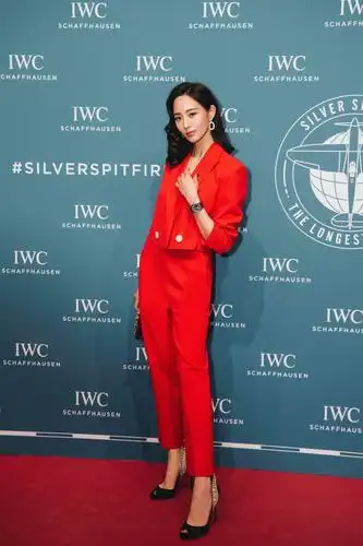 张钧甯受邀前往日内瓦钟表展知性优雅凸显迷人魅力