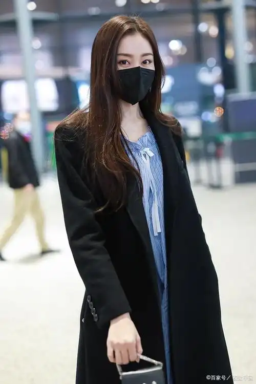 随拍张天爱在机场,蓝色连衣裙配风衣,脚踩高跟鞋风姿卓然不同