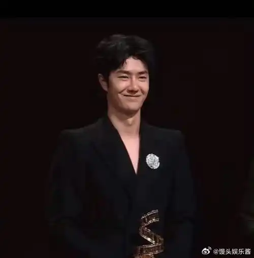 王一博笑起来的表情好奇怪