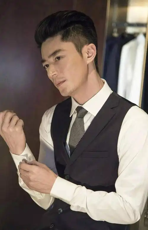 霍建华不仅长得帅气,而且搭配更为时尚沉稳,穿起正装来毫不逊色__财经